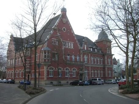 Viersen-Dülken : Theodor-Frings-Allee, das alte Dülkener Rathaus wird heute als städtisches Verwaltungsgebäude genutzt